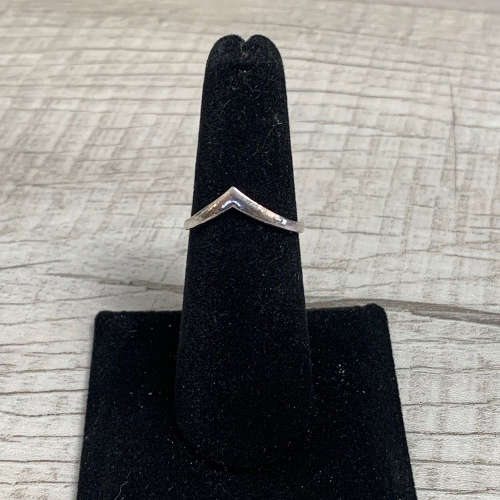 Minimalist Silver Tone Chevron V Shape Stacking Ring Size 7